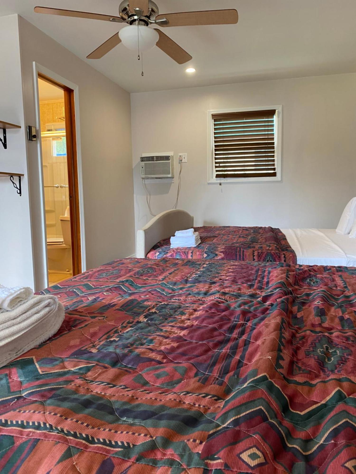 Barberry Court Motel &Cabins เลคจอร์จ ห้อง รูปภาพ