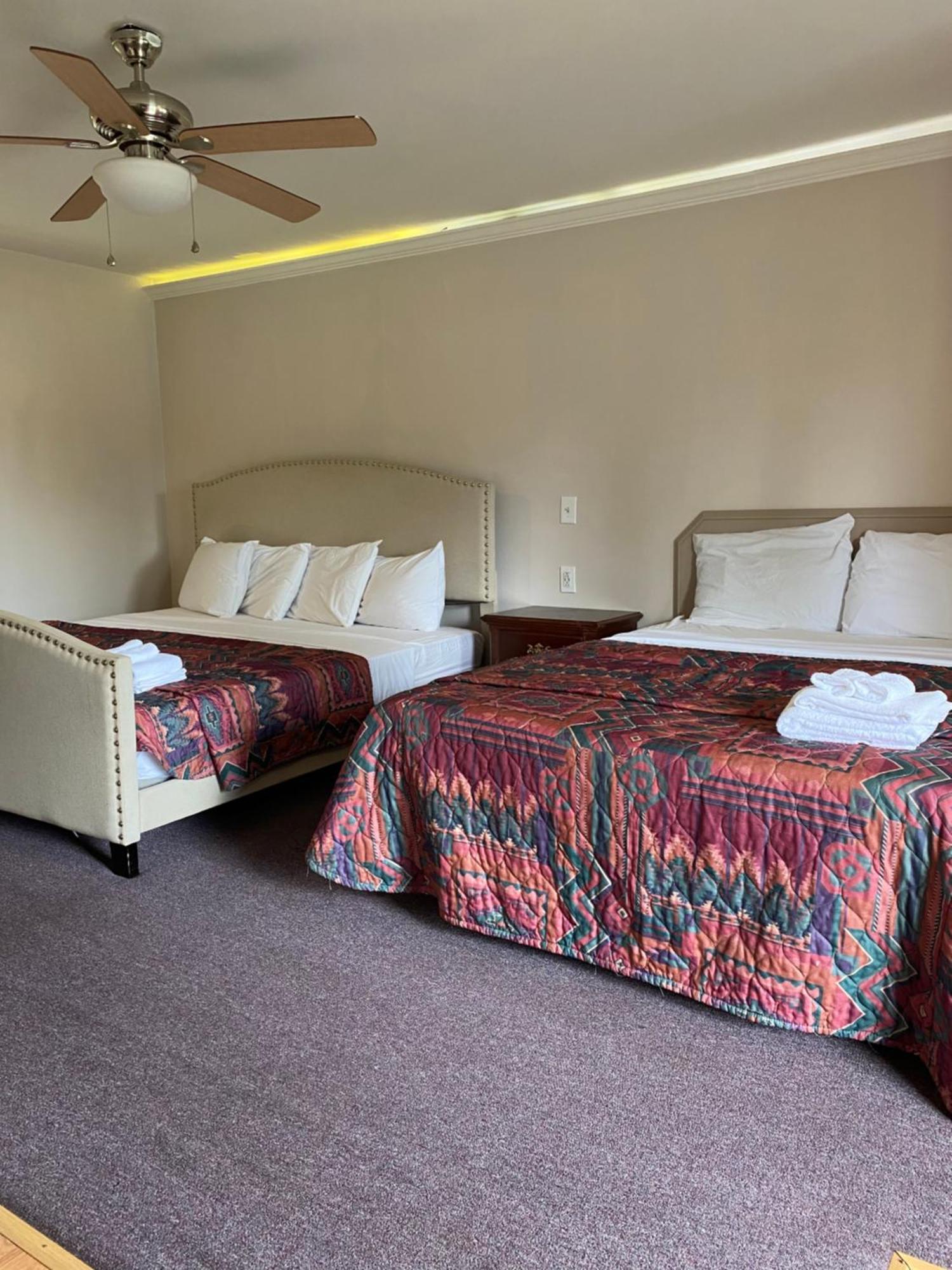 Barberry Court Motel &Cabins เลคจอร์จ ห้อง รูปภาพ