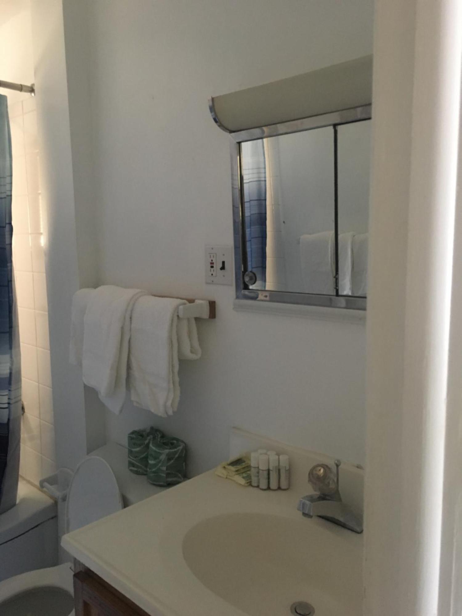 Barberry Court Motel &Cabins เลคจอร์จ ห้อง รูปภาพ
