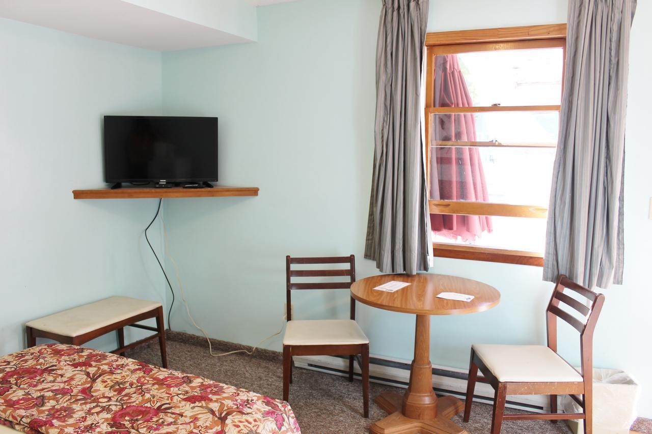 Barberry Court Motel &Cabins เลคจอร์จ ภายนอก รูปภาพ