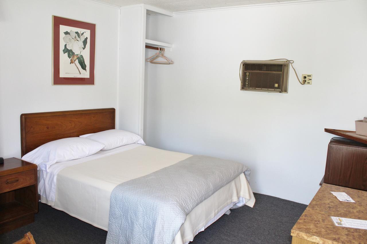 Barberry Court Motel &Cabins เลคจอร์จ ภายนอก รูปภาพ