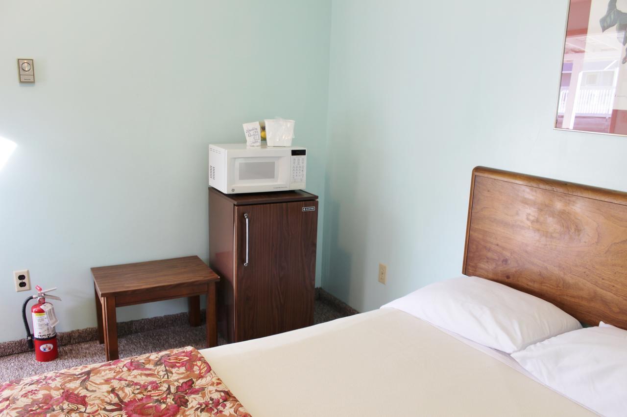 Barberry Court Motel &Cabins เลคจอร์จ ภายนอก รูปภาพ