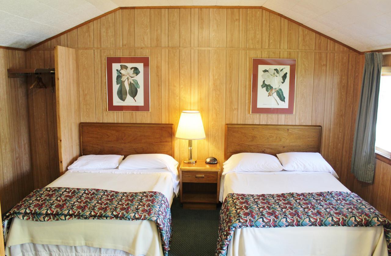 Barberry Court Motel &Cabins เลคจอร์จ ภายนอก รูปภาพ