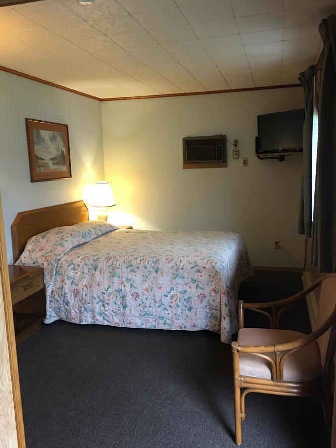 Barberry Court Motel &Cabins เลคจอร์จ ภายนอก รูปภาพ